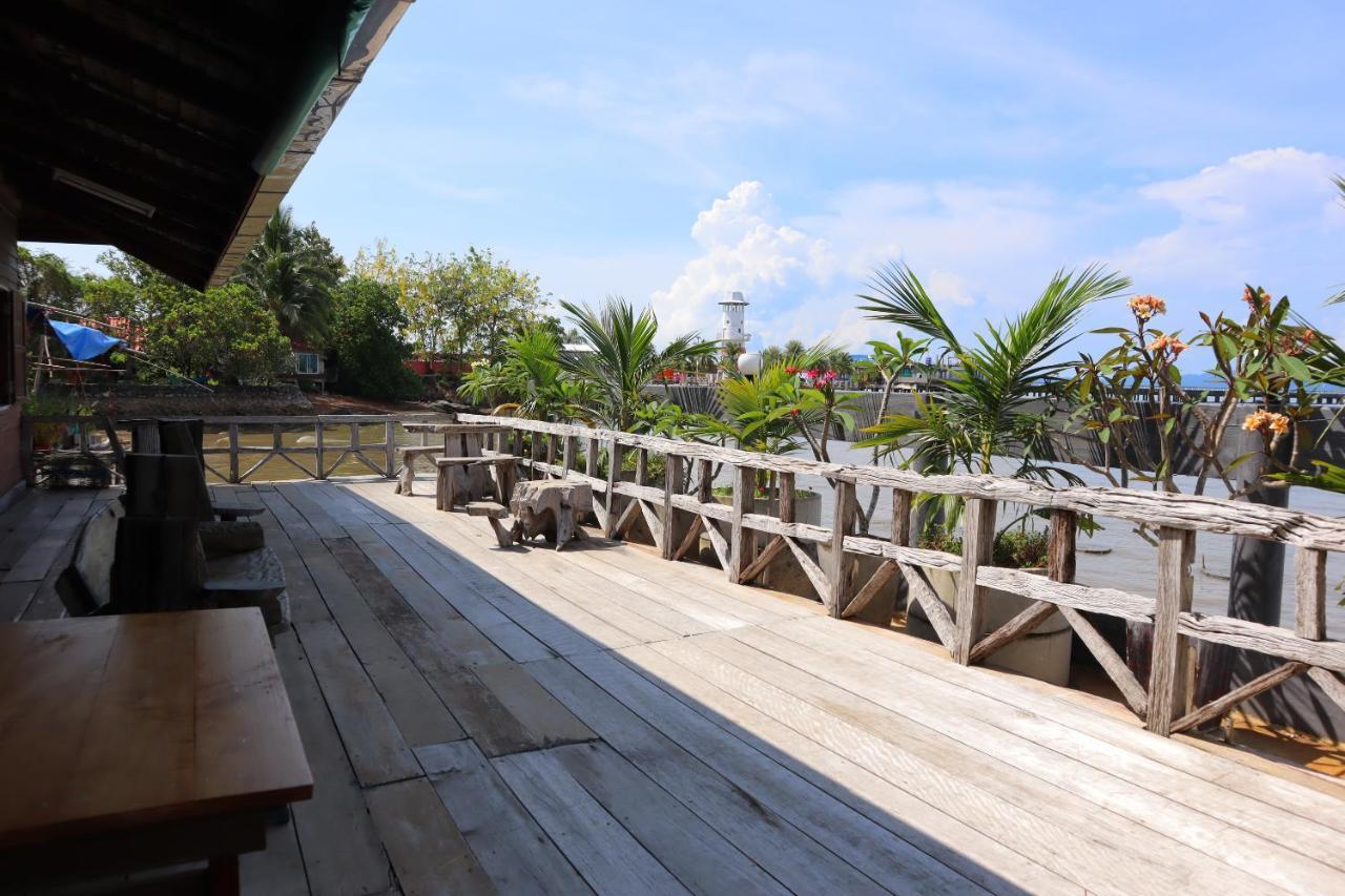 Ban Sulada Guest House Laem Ngop Exterior foto